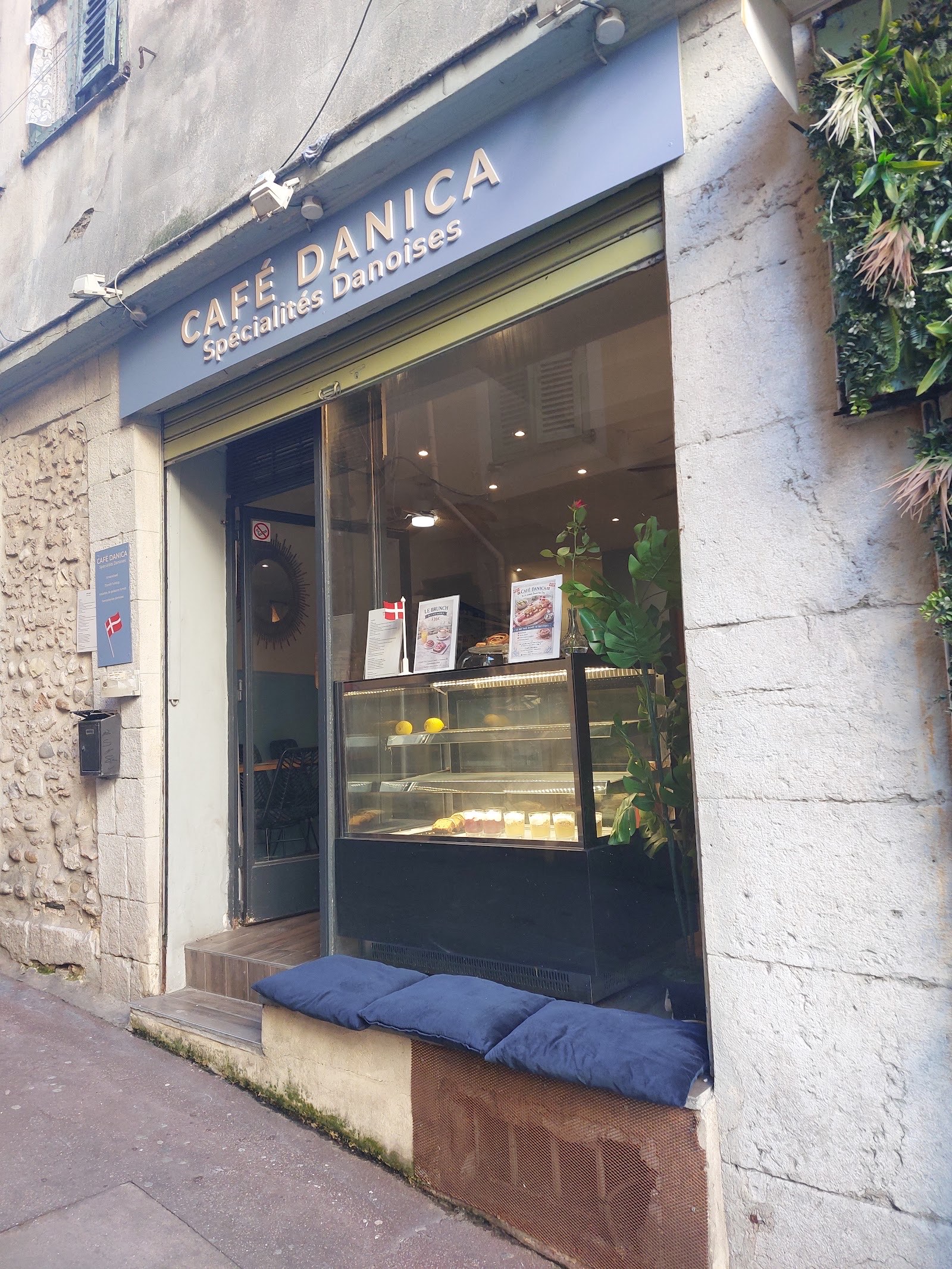 La devanture du Café Danica
