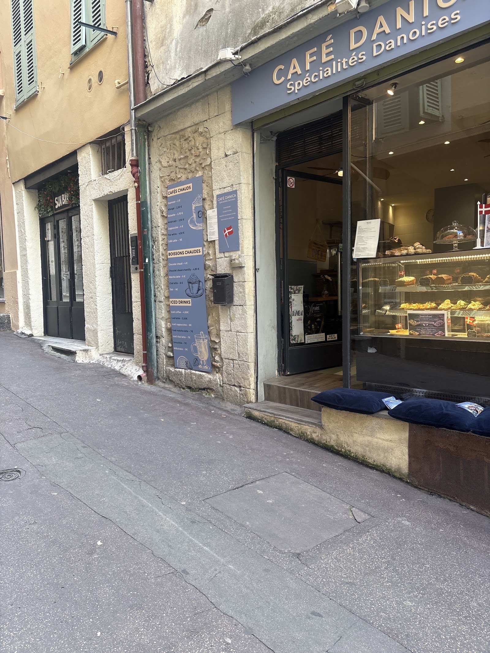 Façade du Café Danica dans la ruelle du Vieux-Nice