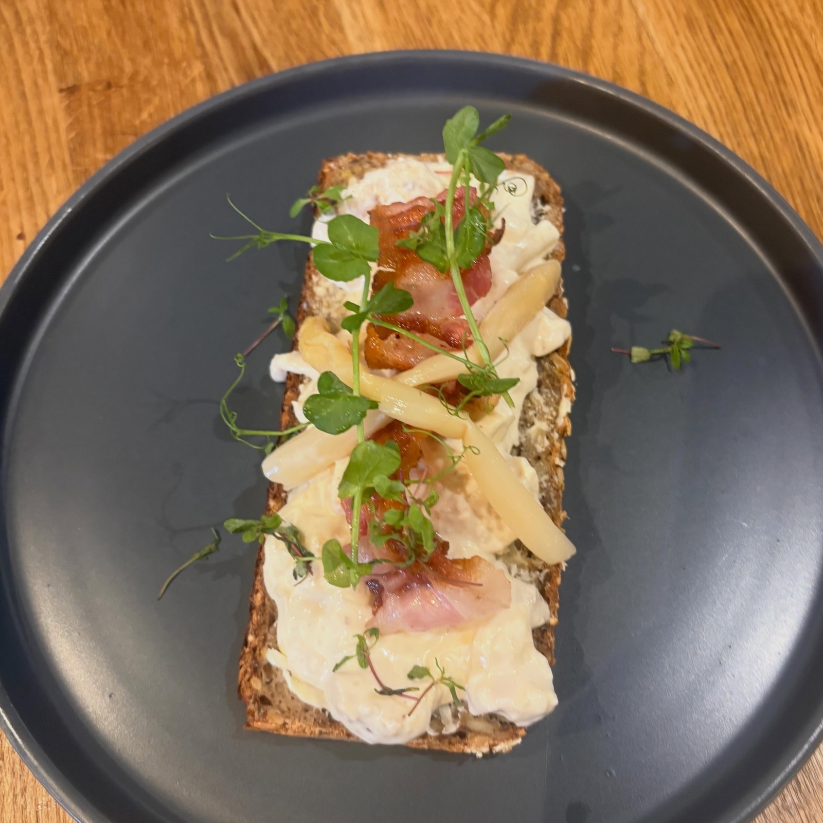 Smørrebrød aux asperges blanches et bacon