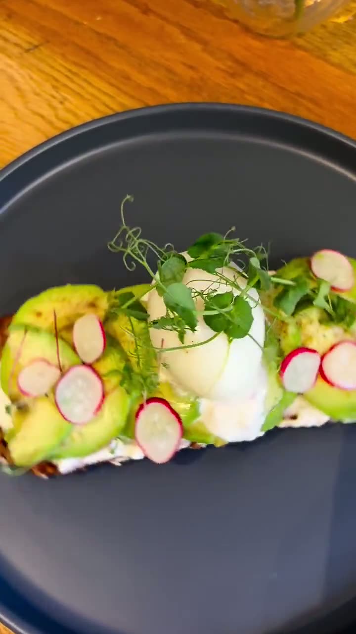 Smørrebrød à l'avocat, radis et œuf mollet — Café Danica, Nice