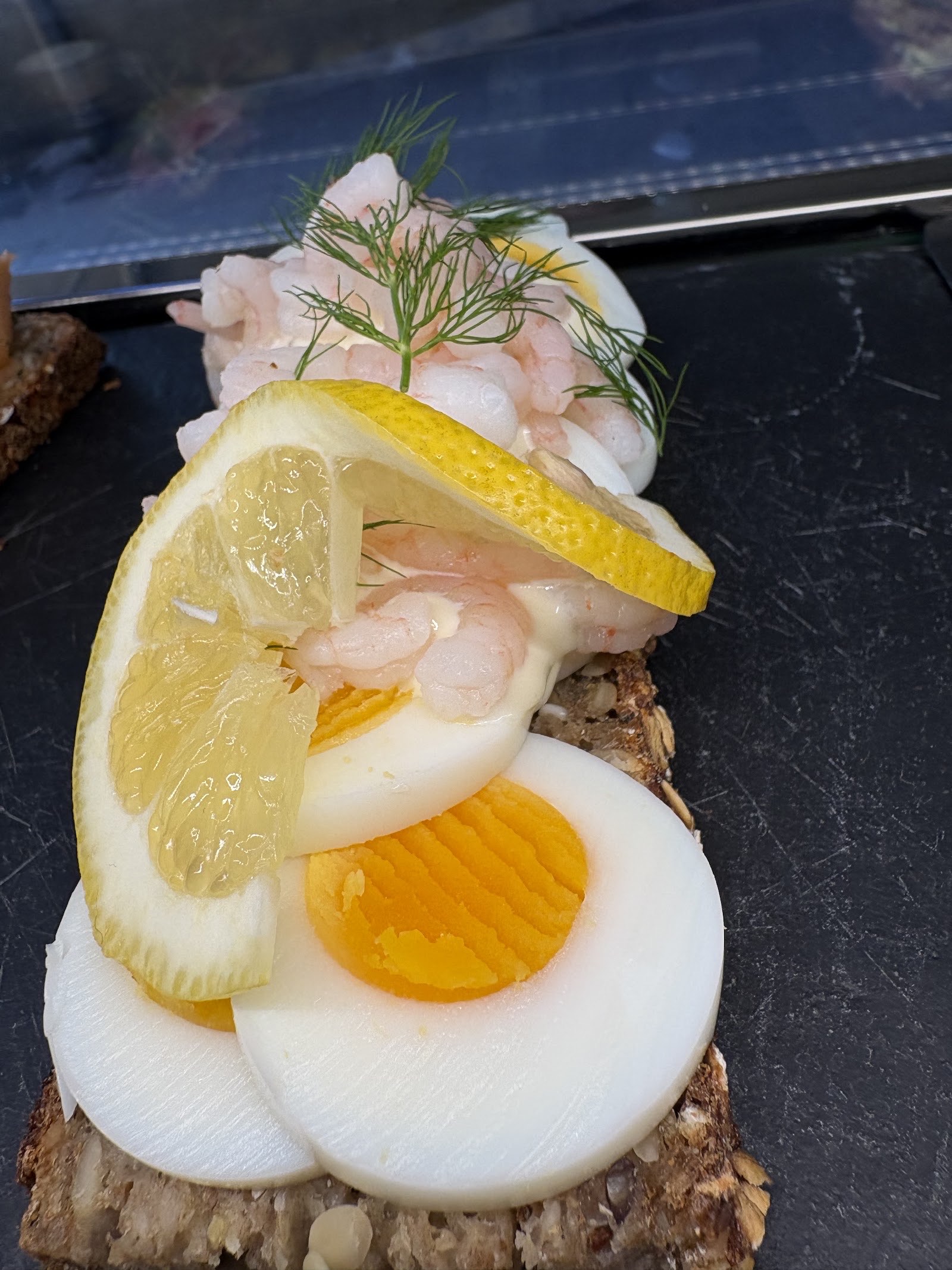 Smørrebrød aux crevettes, œuf dur, citron et aneth