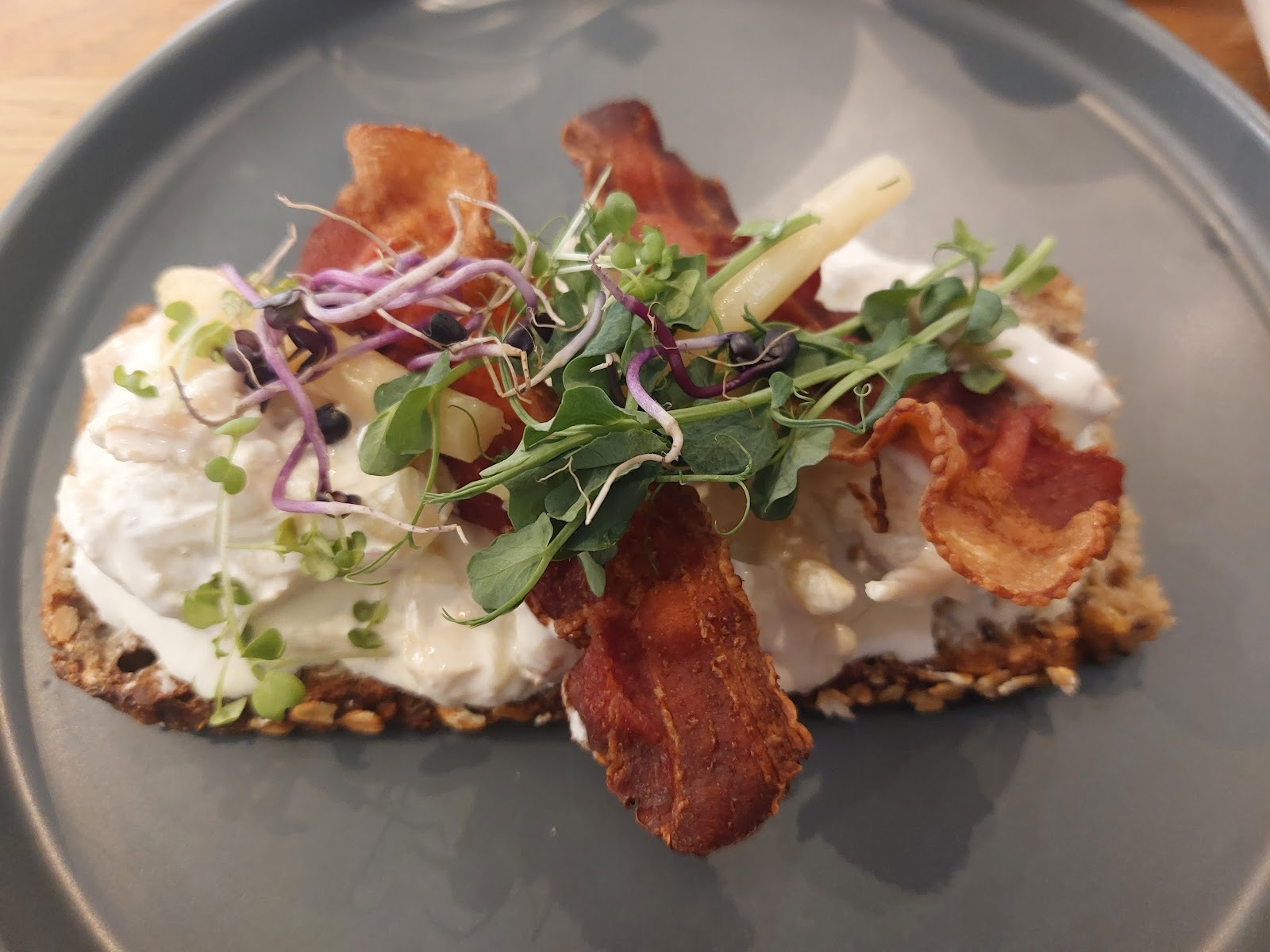 Smørrebrød au poulet, bacon croustillant et jeunes pousses